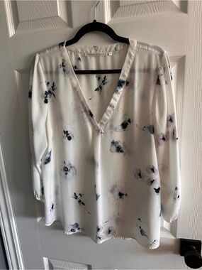 Violet & Claire White V-Neck Blouse with Soft Floral Print